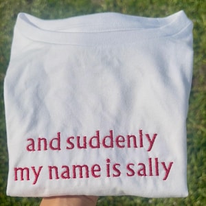 Sally geborduurd baby-T-shirt, op maat geborduurd baby-T-shirt, grappige geborduurde crop top, Y2K-baby-T-shirt