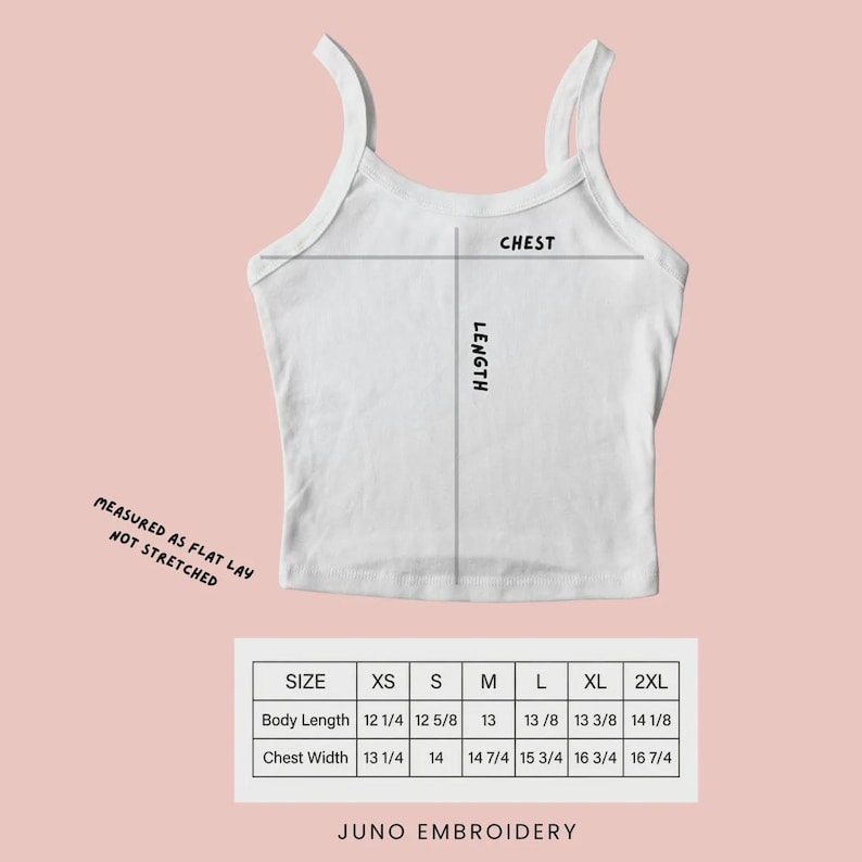 Pu&ograve; includere: Una canotta bianca con una tabella delle taglie che mostra le misure in pollici dalla XS alla 2XL. Il grafico include etichette per torace e lunghezza, con il testo measured as flat lay not stretched e JUNO EMBROIDERY in fondo all'immagine.