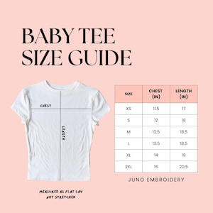 Op de afbeelding: Witte baby t-shirt maattabel met borst- en lengtematen in cm. De gids bevat maten XS tot 2XL, met borstmetingen vari&euml;rend van 29,2 tot 38,1 cm en lengtes van 43,2 tot 52,1 cm. De tekst "BABY TEE SIZE GUIDE" staat bovenaan.