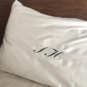 Personalisierter Satinkissenbezug mit gestickten Initialen, benutzerdefinierter Monogrammkissenbezug, benutzerdefinierter Satinkissenbezug, gestickter Kissenbezug