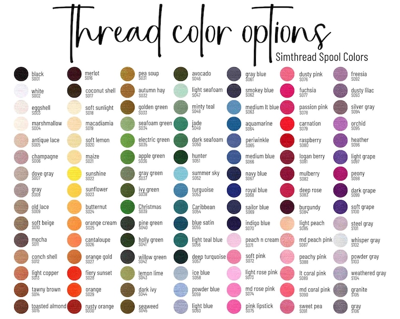 Pu&ograve; includere: Una tabella di 100 colori diversi di filo da ricamo, organizzati per famiglia di colori. La tabella include una variet&agrave; di tonalit&agrave; di rosso, rosa, blu, verde, giallo, arancione, marrone, grigio e viola. La tabella &egrave; etichettata "Simthread Spool Colors".