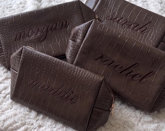 Neceser de maquillaje con estampado de cocodrilo bordado, neceser de piel sintética personalizado, neceser con iniciales personalizadas, regalo para damas de honor, bolsa de viaje vegana con estampado de cocodrilo.
