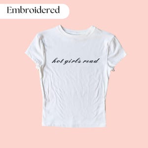 Camiseta bordada para bebé con texto en inglés "Hot Girls Read", top corto personalizado, camiseta bordada personalizada para bebé, top corto bordado divertido, camiseta para bebé Y2K