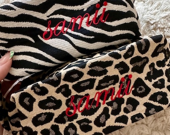 Neceser personalizado con bordado de guepardo - Bolso de viaje con iniciales bordadas personalizadas, bolso con estampado animal, bolso de leopardo