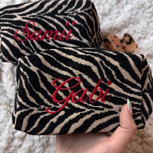 Neceser de maquillaje personalizado con bordado de cebra - Bolso de viaje bordado personalizado, bolso con estampado animal, bolso de cebra