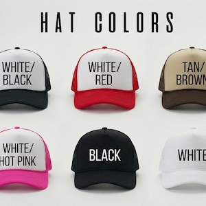 Op de afbeelding: Afbeelding met zes truckerpetten in verschillende kleurencombinaties. De petten zijn wit/zwart, wit/rood, beige/bruin, wit/roze, zwart en wit. De tekst "HAT COLORS" staat bovenaan, met elke pet gelabeld met zijn kleurenschema.