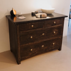 Wooden chest of drawers - Antique chest of drawers - Oak chest of drawers (probably) - Old chest of drawers made of dark wood (reclaimed wood) - Dark wood chest of drawers - Real wood hallway