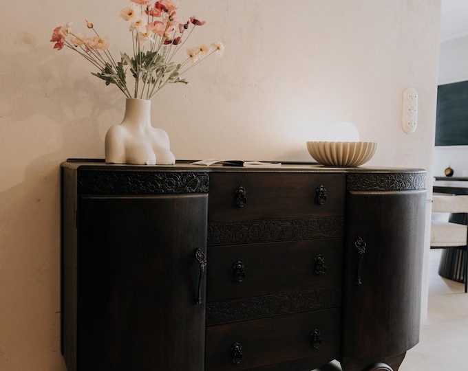 English Art Deco chest of drawers around 1940 – Vintage sideboard made of solid wood with carved ornaments and original handles in ebony-black