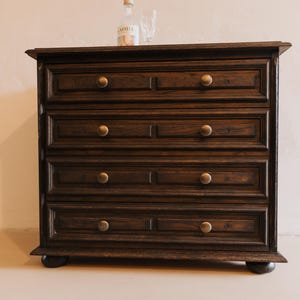 Wooden chest of drawers - Antique chest of drawers - Oak chest of drawers (probably) - Old chest of drawers made of dark wood (reclaimed wood) - Dark wood chest of drawers - Real wood hallway
