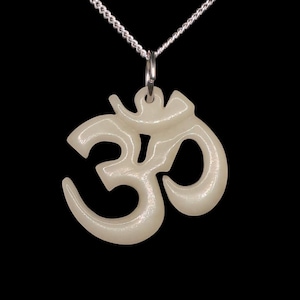 Colar com pingente de símbolo Om de osso lindamente esculpido à mão – Joia artesanal exclusiva para conexão espiritual e presente de atenção plena