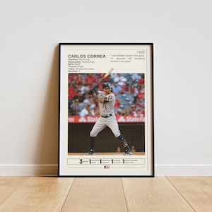 Può includere: Stampa incorniciata con il giocatore di baseball Carlos Correa in azione, con una mazza. La stampa include il suo nome, la squadra e il numero, insieme a una citazione. Lo sfondo mostra una partita di baseball.