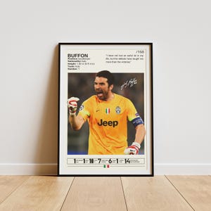 Pode incluir: Uma fotografia a preto e branco do futebolista italiano Gianluigi Buffon vestindo uma camisola amarela com a palavra "Jeep" na frente. Ele está a levantar o braço direito no ar com a mão esquerda na anca. A fotografia está emoldurada numa moldura preta com um passe-partout branco. O texto "BUFFON" está no topo da moldura, juntamente com a sua posição, nacionalidade, altura, equipa e número. A citação "Não perdi muito na minha vida, mas as derrotas me ensinaram mais do que as vitórias." está abaixo da fotografia. Os números "1-1-10-7-6-1-14" estão na parte inferior da moldura.