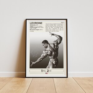 Peut inclure: Une photo en noir et blanc d'un bodybuilder posant. La photo est dans un cadre blanc avec une bordure noire. La photo est intitulée "Levrone" et comprend des informations sur la nationalité du bodybuilder, sa taille, son poids de compétition et son poids hors saison. Le texte "You get as big as possible from becoming as strong as possible. When I started lifting I went into the gym with that how much can I bench, curl, squat, and deadlift attitude. That's when I discovered how fast my strength could increase, and it made me crazy intense to get even stronger." est également inclus.