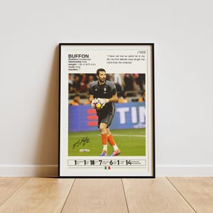 Pode incluir: Um pôster emoldurado em preto e branco com uma foto do jogador de futebol italiano Gianluigi Buffon com um uniforme de futebol. O pôster inclui o nome de Buffon, sua posição, nacionalidade, altura, equipe e número da camisa. O pôster também inclui uma citação de Buffon: "Não perdi muito na minha vida, mas as derrotas me ensinaram mais do que as vitórias."