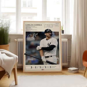 Può includere: Un poster incorniciato con il giocatore di baseball Carlos Correa in uniforme dei New York Yankees, con una mazza. Il poster include il suo nome, la posizione, la squadra e la firma. Il testo recita: "Mi dedico solo a questo gioco. Sono ossessionato da tutto ciò che vi è coinvolto."