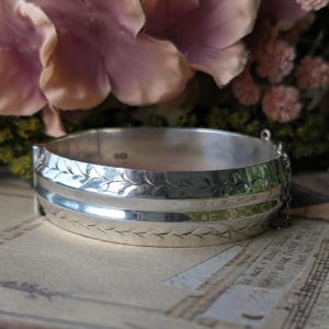 Vintage Sterling Silver Textured Leaf Bangle | Wide Hinged