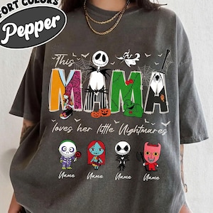 Comfort Colors ママ・ラブズ・ナイトメアシャツ：ハロウィンの子供用カスタムネーム