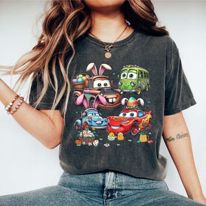 Camiseta com os personagens de Páscoa de Carros: Relâmpago McQueen, Orelhas de Coelho do Mate, Caça aos Ovos de Páscoa da Disney Pixar. imagem 6