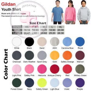 Puede incluir: Una camiseta Gildan para j&oacute;venes en varios colores, con una tabla de tallas que muestra anchos de 41 a 51 cm y largos de 52 a 67 cm. La camiseta est&aacute; hecha con algod&oacute;n 100% estadounidense.