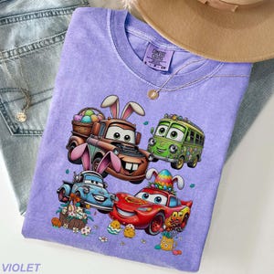 Camiseta com os personagens de Páscoa de Carros: Relâmpago McQueen, Orelhas de Coelho do Mate, Caça aos Ovos de Páscoa da Disney Pixar. imagem 3