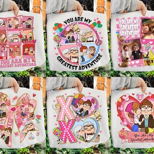 以下が含まれることがあります： キャラクターと「You Are My Greatest Adventure」のフレーズが特徴の、さまざまなカラフルなデザインの白いトートバッグ。デザインには、ピンクのリボン、ハート、漫画のイラストが含まれます。バッグは人が持っています。