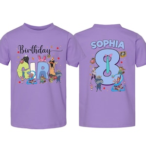 K&ouml;nnte beinhalten: Ein lilafarbenes T-Shirt mit den Worten "Birthday Girl" und Cartoonfiguren. Auf der R&uuml;ckseite des Shirts steht der Name "Sophia" &uuml;ber einer gro&szlig;en "8" mit Cartoonfiguren. Ein lustiges Geburtstags-T-Shirt.