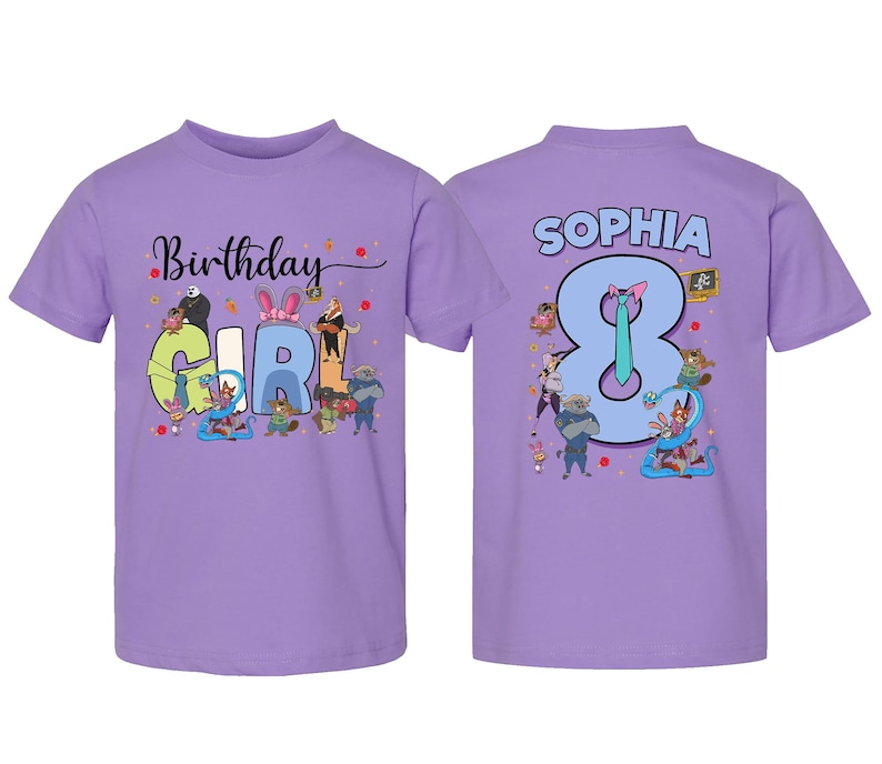 K&ouml;nnte beinhalten: Ein lilafarbenes T-Shirt mit den Worten "Birthday Girl" und Cartoonfiguren. Auf der R&uuml;ckseite des Shirts steht der Name "Sophia" &uuml;ber einer gro&szlig;en "8" mit Cartoonfiguren. Ein lustiges Geburtstags-T-Shirt.