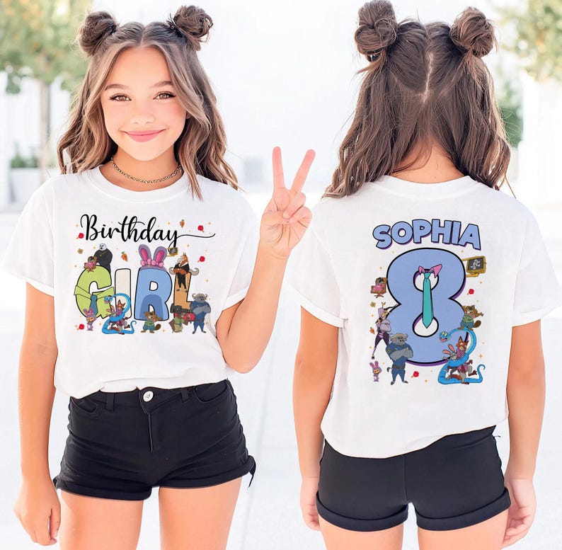 K&ouml;nnte beinhalten: Wei&szlig;es T-Shirt mit dem Text "Birthday Girl" und der Zahl "8" auf der Vorder- und R&uuml;ckseite. Das vordere Design enth&auml;lt bunte Cartoon-Figuren. Auf der R&uuml;ckseite des Shirts steht der Name "Sophia" &uuml;ber der Zahl.