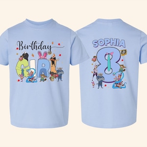 K&ouml;nnte beinhalten: Hellblaue T-Shirts mit Geburtstagsthema. Auf der Vorderseite des Shirts steht "Birthday Girl" mit Zeichentrickfiguren. Auf der R&uuml;ckseite des Shirts steht "Sophia 8" mit Zeichentrickfiguren.