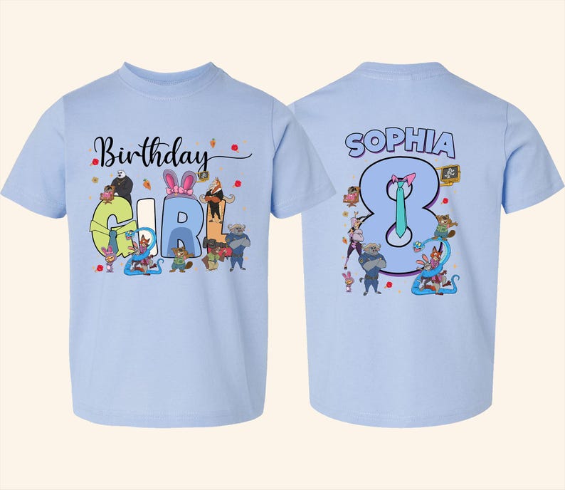 K&ouml;nnte beinhalten: Hellblaue T-Shirts mit Geburtstagsthema. Auf der Vorderseite des Shirts steht "Birthday Girl" mit Zeichentrickfiguren. Auf der R&uuml;ckseite des Shirts steht "Sophia 8" mit Zeichentrickfiguren.