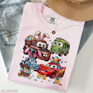 Pode incluir: Uma placa de madeira r&uacute;stica com a frase "Welcome to our home" em letras brancas. A placa apresenta um acabamento desgastado e um design simples e acolhedor.