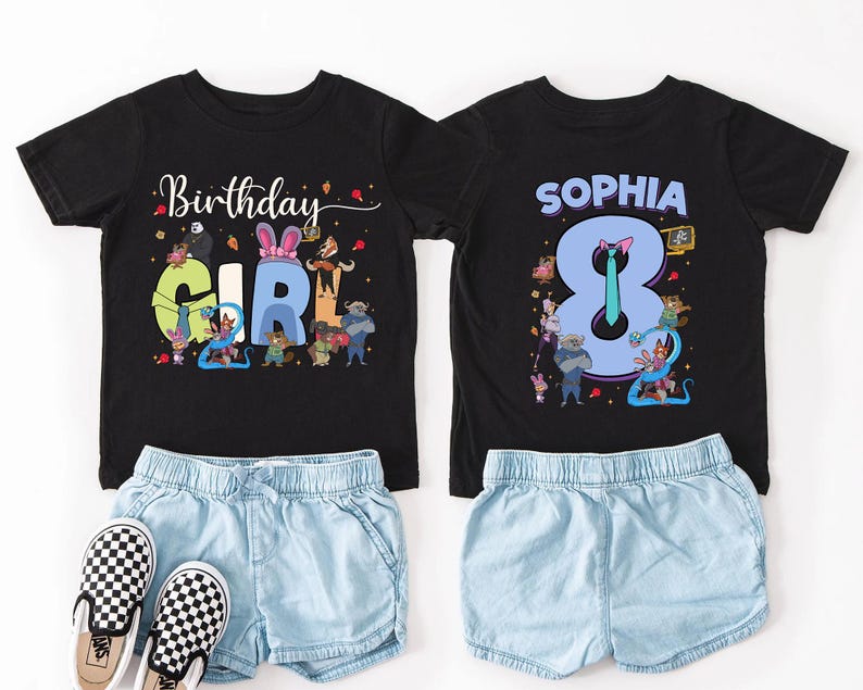 K&ouml;nnte beinhalten: Zwei schwarze T-Shirts mit bunten Grafiken und Text. Eines zeigt "Birthday Girl" mit Zeichentrickfiguren. Das andere zeigt "Sophia 8" mit Zeichentrickfiguren. Kombiniert mit hellblauen Jeansshorts und karierten Slip-On-Schuhen.