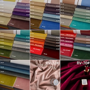 Op de afbeelding: Een collectie stoffenstalen in diverse kleuren en texturen, waaronder fluweel, gerangschikt in een raster. Elke staal is gelabeld met een code zoals RV-02# of RV-70#. Sommige secties tonen gedrapeerde stof in roze en dieprood met kleine accessoires.