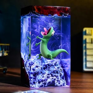 Tom Lizard Resin Lamp, Funny Tom Lizard Meme Figure, Fun Decor for Office Desk, Stress Relief Gift for Coworker, Cute Hoppers Movie Figure