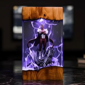 Op de afbeelding: Een rechthoekig harskunstwerk met een superheldenfiguur. De figuur wordt omringd door paarse bliksemeffecten. De hars is ingekapseld in een houten frame, waardoor een uniek decoratief item ontstaat.