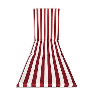 Op de afbeelding: Een rood-wit gestreept opvouwbaar stoelkussen. Het kussen is gemaakt van stof en heeft een comfortabel, gestoffeerd ontwerp.