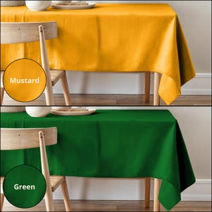 Puede incluir: Dos manteles, uno amarillo mostaza y otro verde, se muestran drapeados sobre una mesa de madera con una silla de madera. Los manteles son lisos y sin arrugas.