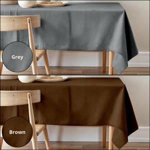 Puede incluir: Dos im&aacute;genes de un mantel rectangular, uno en gris y otro en marr&oacute;n, drapeado sobre una mesa de madera con una silla de madera. El mantel est&aacute; hecho de una tela lisa, similar al lino.