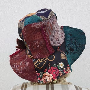 Een stijlvolle buckethat geschikt voor vele gelegenheden. Gemaakt met veel plezier.