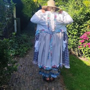 ZOELMOND — Handgefertigtes Duster-Kleid Übergröße, Bestickter Kimono, Blaues Streifen-Patchwork-Saum, XXL bis 3XL