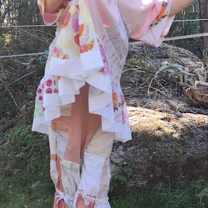 Può includere: Un set di tre tazze in ceramica con smalto screziato color crema. Ogni tazza presenta un diverso motivo floreale dipinto a mano nei toni del blu, verde e giallo. Le tazze hanno una forma semplice e arrotondata e un manico.