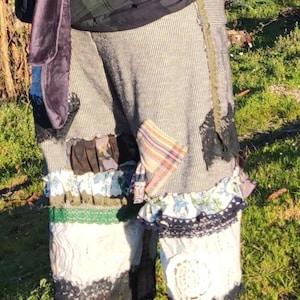 Peut inclure: Une tasse en céramique blanche avec une anse noire et le texte "But First, Coffee" dans un style manuscrit. La tasse est destinée aux boissons chaudes et a une finition brillante.