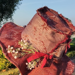FRILABO hoge tophat in een versleten shabby chic stijl. Bohemian bucket hat. Deze hoed is uniek en geschikt voor verschillende gelegenheden.