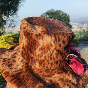 ALBUFEIRA herfst bucket hat met een brede rand in een dierenvelprint en zachte voering. Handgemaakt met liefde door Marlene.