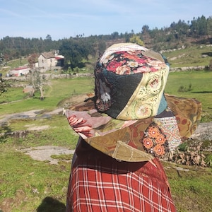 Sombrero de Sol Invierno Upcycled Patchwork - Hecho a Mano Boho Colorido Ala Ancha, Mantiene Gafas Secas en Lluvia, Mediano/Grande.