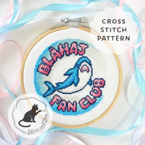 Wzór haftu krzyżykowego „Blåhaj Shark Fan Club” (do natychmiastowego pobrania w formacie PDF)