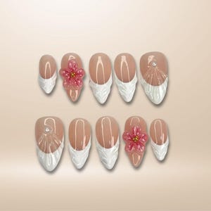 Unhas francesas brancas clássicas com flores rosas 3D | Unhas de gel elegantes e esculpidas | Conjunto de unhas postiças longas e reutilizáveis para aniversário, feitas à mão
