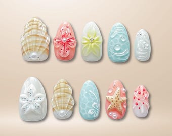 Uñas postizas 3D con forma de estrella de mar: conchas marinas y flores tropicales.