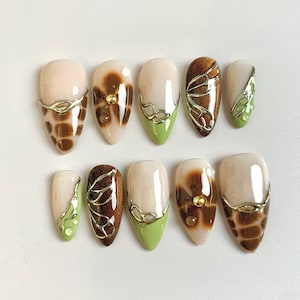 Presse de vigne dorée 3D sur les ongles : ongles en acrylique stylet aux tons terreux