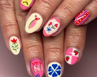 Uñas postizas con diseño de señuelo de pesca, color rosa almendra, hechas a mano.